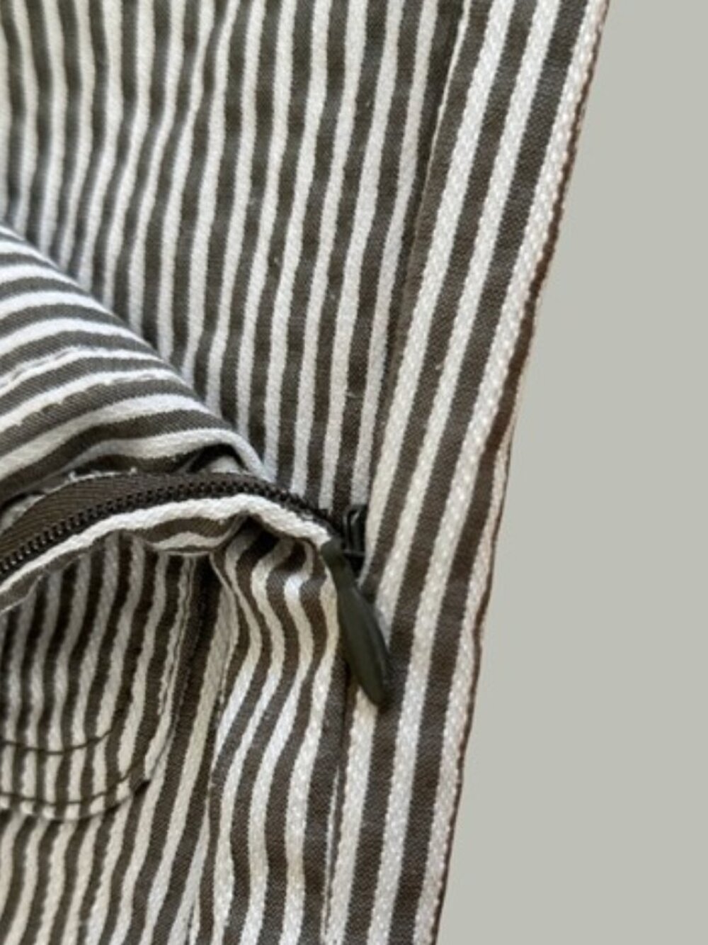 Trina Turk Olive Green and White Striped Wide Leg Cropped Pants - Size 6 - Picture 12 of 13